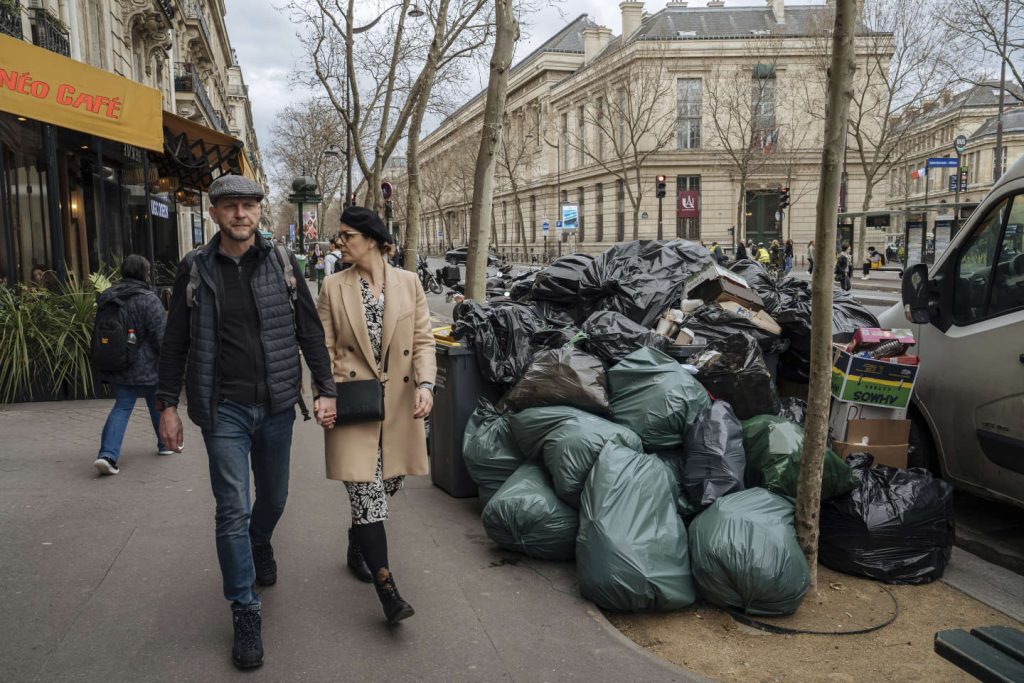Fransa'da Neler Oluyor? Paris'te çöp krizi! Şehirde yaklaşık 10 ton çöp birikti.