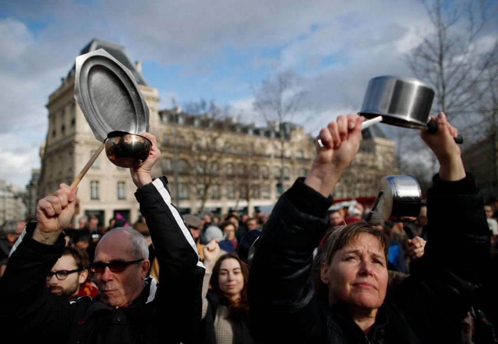 Cumhurbaşkanı Emmanuel Macron tencere tava ile protesto ediliyor.
